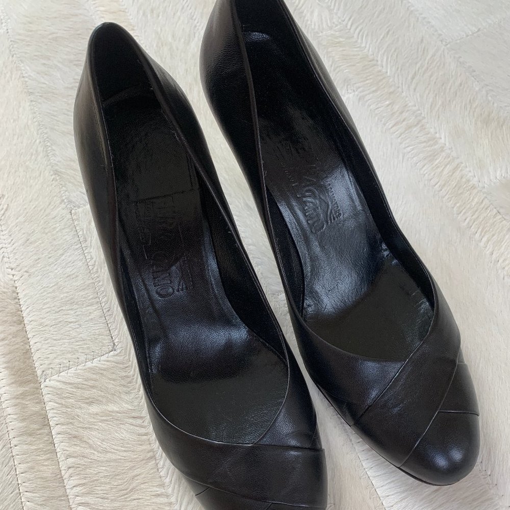 Ferragamo Black Leather Pumps